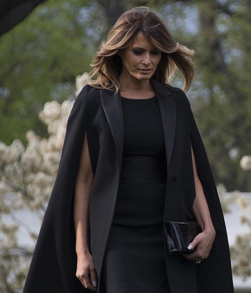 
Đệ nhất phu nhân Mỹ Melania mặc áo choàng đen mang thương hiệu thời trang Pháp Hubert de Givenchy kết hợp với chiếc váy ngắn đen thương hiệu Dolce & Gabbana, và ví da cầm tay Christian Dior trong buổi tiếp đón Tổng thống Pháp Emmanuel Macron và phu nhân ngày 23/4. (Ảnh: AFP)
