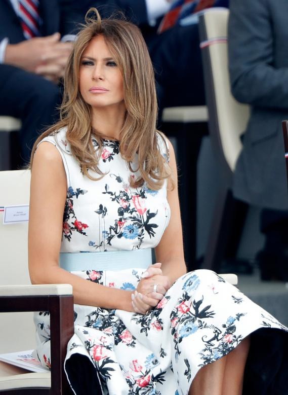 Gu thời trang "biết nói" của Đệ nhất phu nhân Mỹ - 20
Bà Melania mặc đầm hoa sát nách trẻ trung khi thăm Pháp tháng 7/2017. (Ảnh: Reuters)