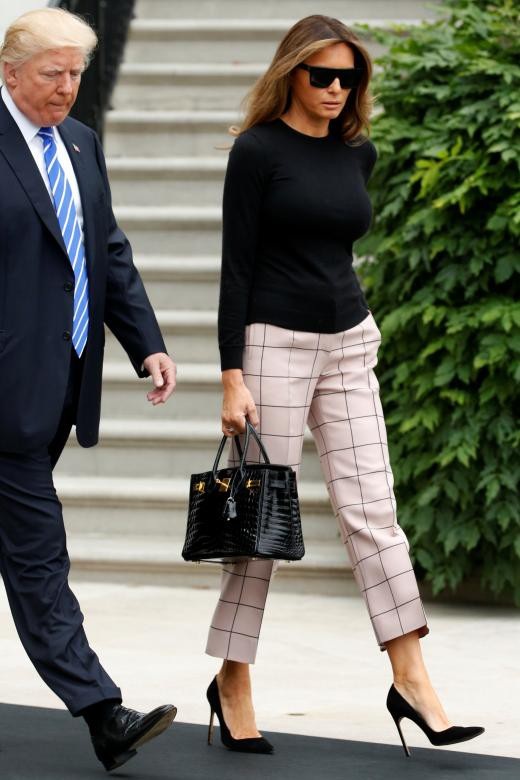 Gu thời trang "biết nói" của Đệ nhất phu nhân Mỹ - 17
Phong cách thời trang trẻ trung của bà Melania khi rời Nhà Trắng, chuẩn bị cho chuyến công du châu Âu tháng 7/2017. (Ảnh: Reuters)