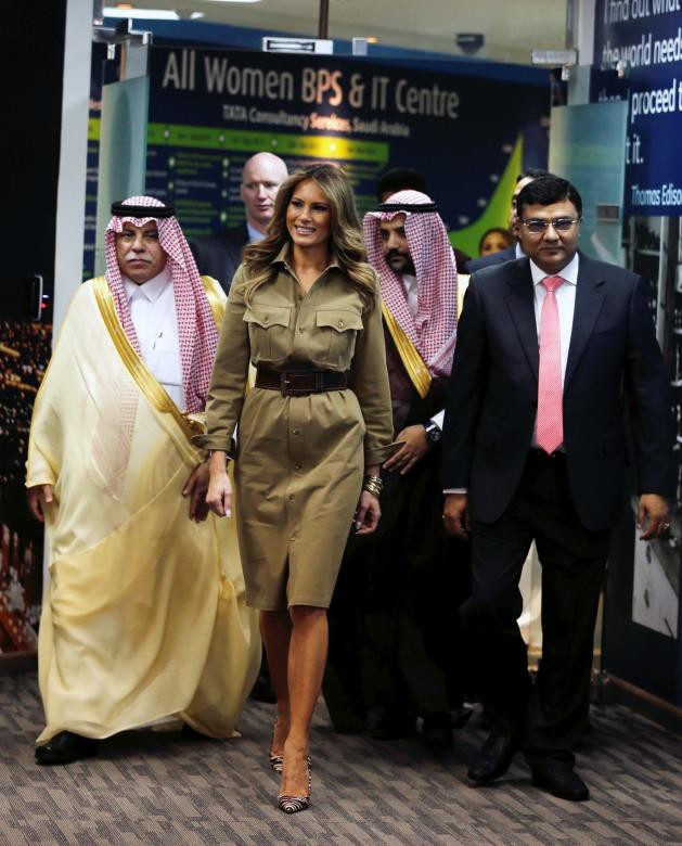 Gu thời trang "biết nói" của Đệ nhất phu nhân Mỹ - 11
Bà Melania mặc váy sơ mi kaki khi thăm Riyadh ở Ả rập Xê út hồi tháng 5/2017. (Ảnh: Reuters)