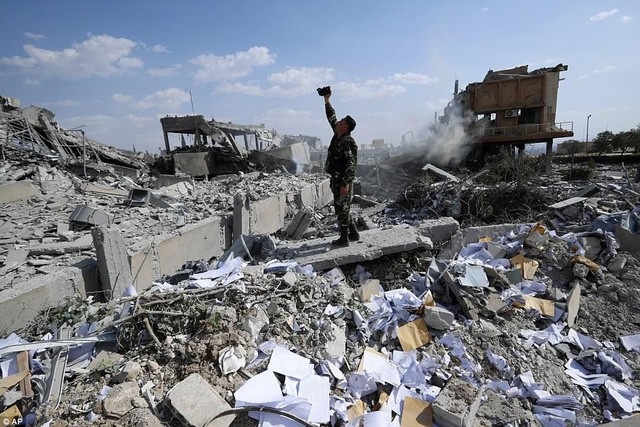 Tổ chức quốc tế không phát hiện vũ khí hóa học tại cơ sở bị không kích ở Syria - 1 Trung tâm nghiên cứu Barzeh bị san phẳng sau cuộc không kích. (Ảnh: AP)