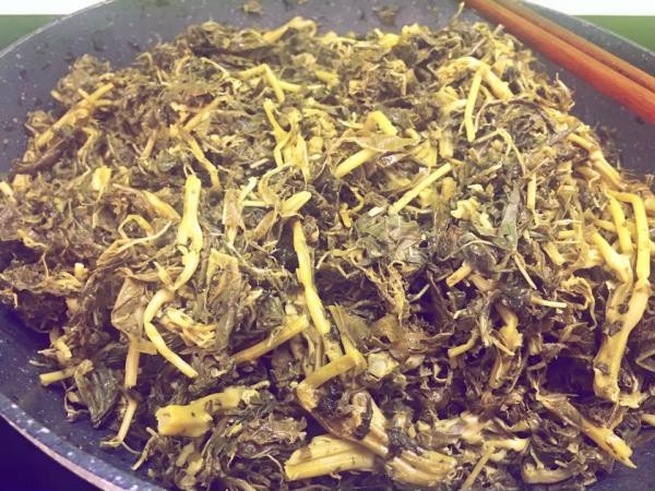Chờ cả tuần để ăn món dưa nhà nghèo của dân Phú Thọ - 2 Loại dưa đặc sản của nhà nghèo ở vùng Phú Thọ được bán tại Hà Nội với giá 10.000 đồng/bát hay 40.000 đồng/kg