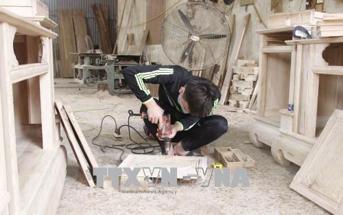 Làng nghề thiếu lao động tay nghề cao - 1 Làng nghề mộc mỹ nghệ Phương Độ, xã Xuân Phương (Phú Bình, Thái Nguyên) hiện có khoảng 50 hộ chuyên sản xuất và kinh doanh các sản phẩm mộc mỹ nghệ, tạo việc làm thường xuyên cho hơn 300 lao động địa phương. Ảnh: Hoàng Nguyên/TTXVN