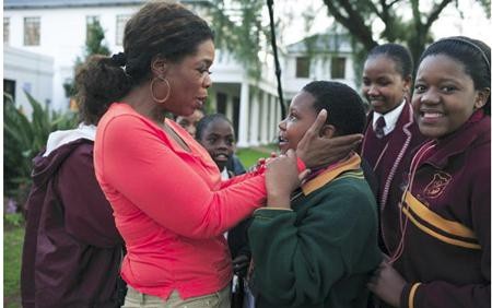 Những sao đình đám minh chứng cho câu “có chí thì nên” - 2 Oprah Winfrey vẫn luôn là biểu tượng vượt khó khiến người người ngưỡng mộ. Hồi nhỏ, Oprah Winfrey đã sống trong cảnh nghèo khó đến mức phải mặc đồ may từ bao tải khoai tây vì gia đình chẳng có tiền mua quần áo. Sau đó, Oprah Winfrey còn bị ngược đãi, hạ nhục và thậm chí là bị xâm hại tình dục đến mức sinh con khi mới 14 tuổi. Tuy nhiên, bất chấp mọi nghịch cảnh, Oprah Winfrey vẫn vươn lên trở thành “bà hoàng truyền thông” của toàn nước Mỹ.