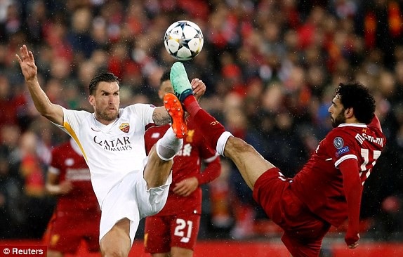 Liverpool 5-2 AS Roma: Bữa tiệc bàn thắng - 6
Kevin Strootman (trái) tung chân tranh bóng với Mohamed Salah (phải)