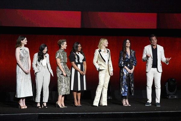 
Sandra bên các đồng nghệp trong phim Oceans 8 - Anne Hathaway, Awkwafina, Sarah Paulson, Mindy Kaling, Cate Blanchett, và Will Arnett
