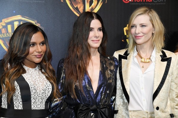 Sandra Bullock: 54 tuổi vẫn trẻ đẹp đáng ngưỡng mộ - 9
Mindy Kaling, Sandra Bullock và Cate Blanchett