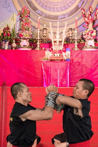 Võ sư Huỳnh Tuấn Kiệt biểu diễn công phu truyền điện công khai - 9 Võ sư Huỳnh Tuấn Kiệt biểu diễn công phu truyền điện công khai - 9