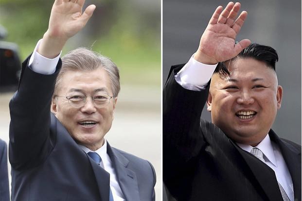 Tổng thống Moon Jae-in (trái) và nhà lãnh đạo Kim Jong-un (Ảnh: AP)