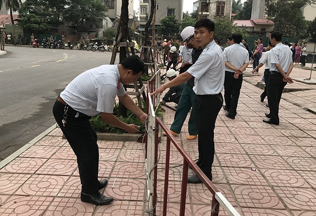“Cuộc chiến” lối đi giữa hai chung cư: Hà Nội giải tỏa toàn bộ rào chắn - 3 Lực lượng chức năng vất vả tháo tháo bỏ hàng rào sắt chắn giữa hai dự án