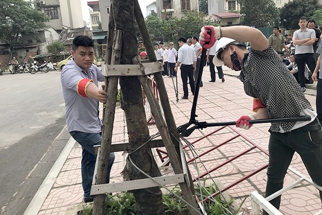 “Cuộc chiến” lối đi giữa hai chung cư: Hà Nội giải tỏa toàn bộ rào chắn - 2 Lực lượng chức năng quận Bắc Từ Liêm đã xuống khu vực dự án Goldmark City và dự án Vinaconex 7 tại số 137 đường Hồ Tùng Mậu tổ chức giải tỏa ghế đá và hàng rào nằm trên vỉa hè của hai dự án