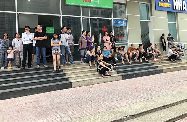 “Cuộc chiến” lối đi giữa hai chung cư: Hà Nội giải tỏa toàn bộ rào chắn - 6 Cư dân dự án Vinaconex 7 chứng kiến cảnh lực lượng chức năng giải tỏa vật dụng chắn lối đi chung