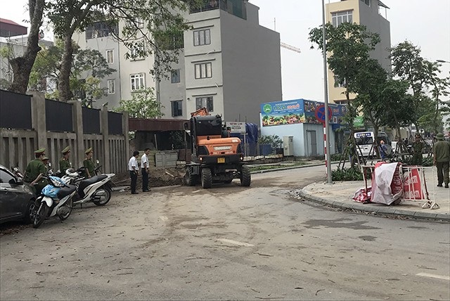 “Cuộc chiến” lối đi giữa hai chung cư: Hà Nội giải tỏa toàn bộ rào chắn - 7 Lực lượng chức năng quận Bắc Từ Liêm mang máy cẩu đến hiện trường để giải tỏa ghế đá và đất cát chắn đường đi trong khu đô thị