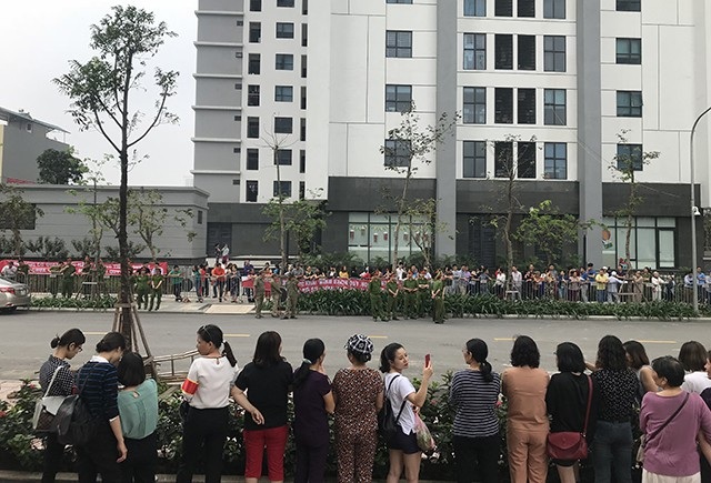 “Cuộc chiến” lối đi giữa hai chung cư: Hà Nội giải tỏa toàn bộ rào chắn - 4 Cư dân hai dự án chứng kiến lực lượng chức năng giải tỏa các vật dụng cản trở đường giao thông