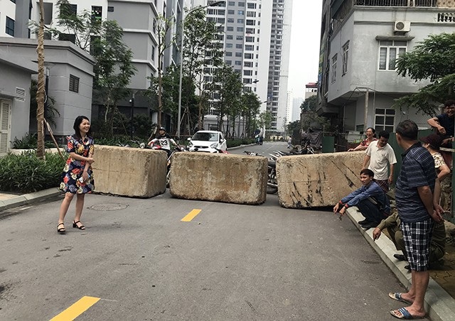 “Cuộc chiến” lối đi giữa hai chung cư: Hà Nội giải tỏa toàn bộ rào chắn - 12 Một lối đi của khu chung cư vẫn bị những khối bê tông nặng hàng tấn chắn ngang đường