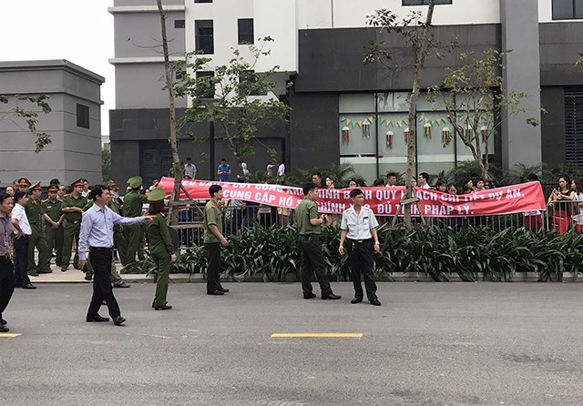 “Cuộc chiến” lối đi giữa hai chung cư: Hà Nội giải tỏa toàn bộ rào chắn - 5 Cư dân dự án Goldmark City vẫn phản đối lực lượng chức năng tổ chức giao thông, khớp nối hạ tầng giữa hai dự án