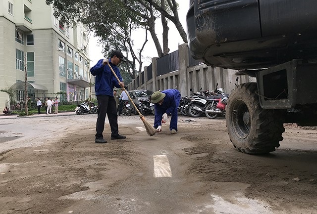 “Cuộc chiến” lối đi giữa hai chung cư: Hà Nội giải tỏa toàn bộ rào chắn - 8 Sau khi giải tỏa các vật dụng chắn ngang đường, lực lượng công nhân lập tức sơn sửa lại vạch kẻ đường phân làn giao thông