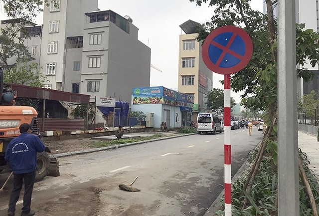 “Cuộc chiến” lối đi giữa hai chung cư: Hà Nội giải tỏa toàn bộ rào chắn - 10 Trong sáng nay, các biển báo giao thông như cấm dừng đỗ, hạn chế xe tải... cũng được cắm ở làn đường của hai dự án