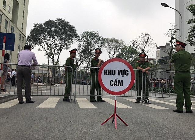 “Cuộc chiến” lối đi giữa hai chung cư: Hà Nội giải tỏa toàn bộ rào chắn - 1 Lực lượng chức năng phong tỏa một phần đường vào hai dự án để giải tỏa ghế đá, hàng rào chắn ngang lối đi của cư dân