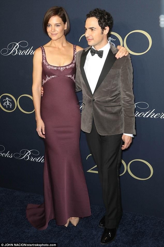 Katie Holmes thấp thoáng khoe ngực đầy - 8