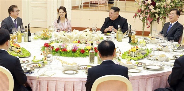 
Nhà lãnh đạo Kim Jong-un và phu nhân Ri Sol-ju chủ trì bữa tiệc đón đoàn cấp cao Hàn Quốc tại Triều Tiên hồi tháng 3. (Ảnh: Yonhap)
