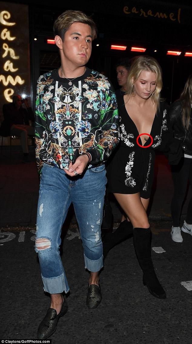 Lottie Moss hở bạo ra phố - Ảnh 6. Lottie Moss hở bạo ra phố - Ảnh 6.
