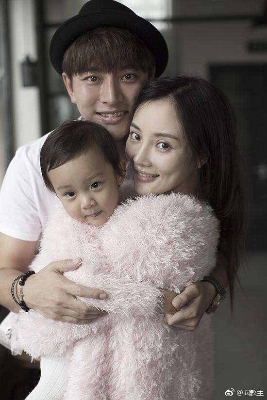 Lý Tiểu Lộ xuất hiện sành điệu giữa tin đồn tái hợp với chồng - 3
Scandal ngoại tình đã khiến hôn nhân của Lý Tiểu Lộ và Giả Nãi Lượng rạn nứt. Tháng 2/2018, có thông tin cho rằng, cặp đôi đã ly dị vì Giả Nãi Lượng không chấp nhận tha thứ cho vợ. Tuy nhiên, cách đây một tuần, một nguồn tin khẳng định, cặp đôi đã đồng ý hàn gắn.