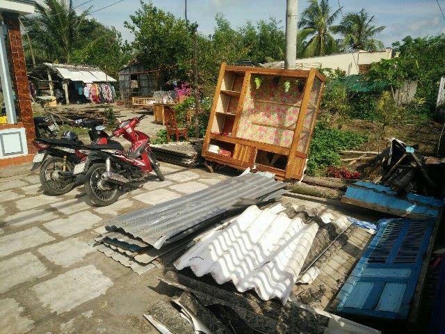 Lốc xoáy làm hàng chục nhà dân bị hư hại - 1 Lốc xoáy làm hàng chục nhà dân bị hư hại - 1