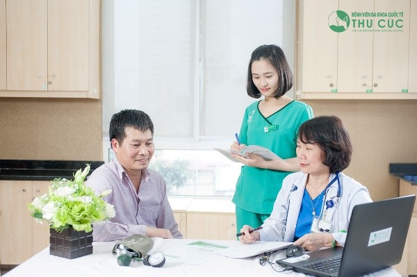 Ung thư phổi - làm thế nào để phát hiện sớm? - 2 Khám lâm sàng là bước quan trọng, giúp bác sĩ đánh giá nguy cơ, từ đó sẽ có chỉ định phù hợp nhất với mỗi người bệnh.