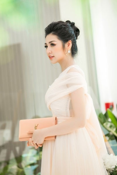 Vẻ đẹp cuốn hút khó cưỡng của Á hậu Tú Anh - 7 Vẻ đẹp cuốn hút khó cưỡng của Á hậu Tú Anh - 7