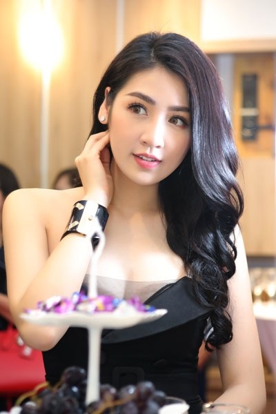 Vẻ đẹp cuốn hút khó cưỡng của Á hậu Tú Anh - 1 Vẻ đẹp cuốn hút khó cưỡng của Á hậu Tú Anh - 1