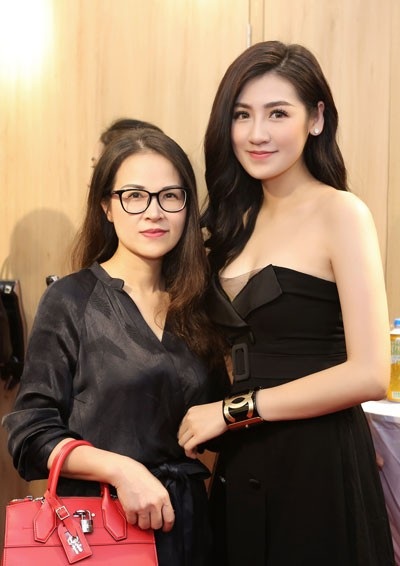 Vẻ đẹp cuốn hút khó cưỡng của Á hậu Tú Anh - 3 Tú Anh được mẹ hộ tống đi dự sự kiện ngày mưa gió...