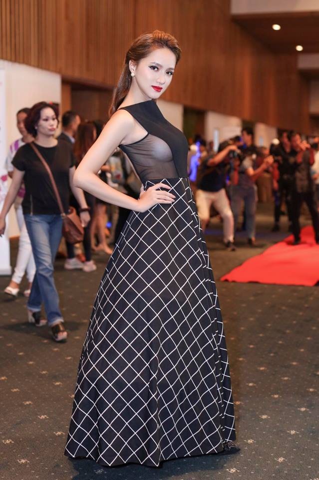Đệ nhất mỹ nữ chuyển giới Việt đã "soán ngôi" vòng eo 56 như thế nào? - 14 Sexy, nóng bỏng lấp ló vòng 1, khoe trọn vòng eo cũng là phong cách thời trang thảm đỏ của cô.
