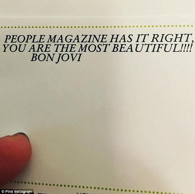 Nam rocker Jon Bon Jovi đã gửi hoa và thiệp tới nữ ca sĩ Pink khiến cô ngập tràn hạnh phúc và phải chia sẻ ngay với các fan trên mạng xã hội.
