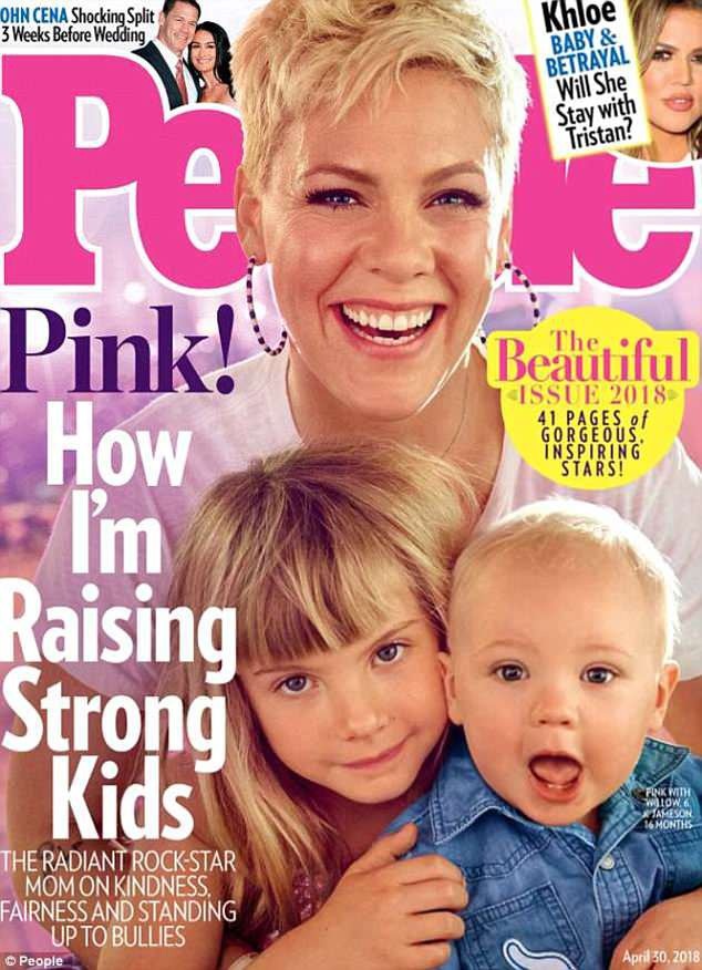 Mới đây, Pink đã vừa xuất hiện cùng với hai con nhỏ trên trang bìa của tờ tạp chí People, ấn bản đặc biệt “The Beautiful”.
