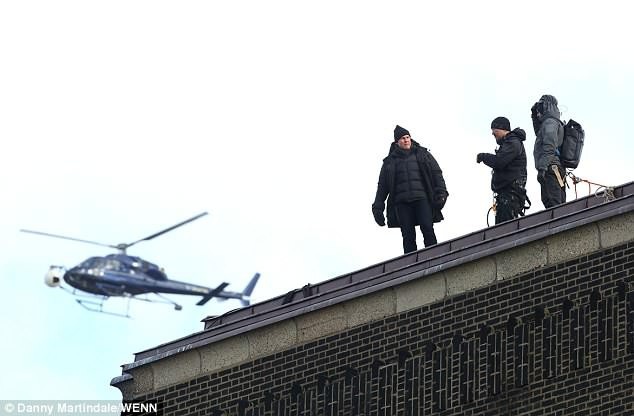 Tom Cruise thực hiện pha hành động nguy hiểm nhất tới… 106 lần - 3 Một cú nhảy khác mà Tom phải thực hiện trong phim, đó là nhảy từ nóc tòa nhà cao tầng này sang nóc tòa nhà cao tầng khác. Chính bởi một trong những cú nhảy này mà Tom đã bị vỡ xương mắt cá, phải nghỉ dưỡng thương trong vài tháng.