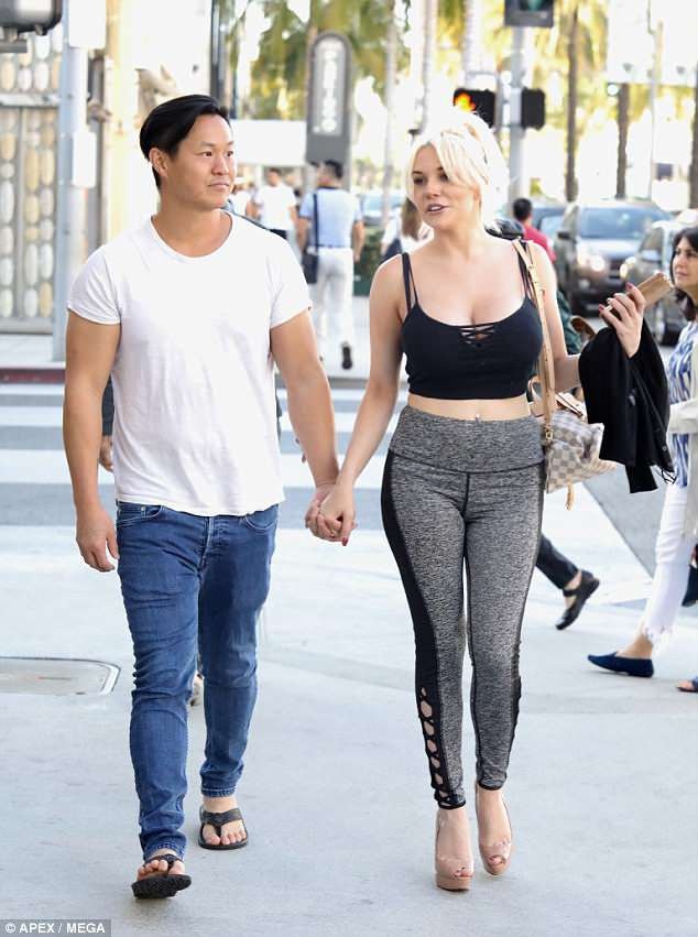 Courtney Stodden khoe ngực ngoại cỡ - 7
Courtney bên bồ mới Chris Sheng, 38 tuổi. Cặp đôi bị bắt gặp đi mua sắm cách đây ít ngày.