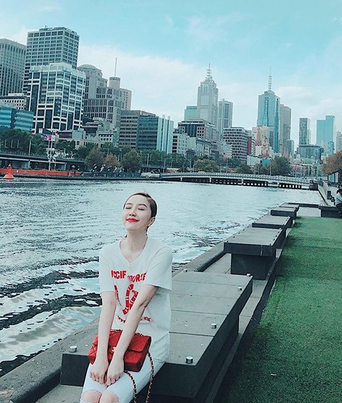 Hoa hậu Kỳ Duyên khoe "bầu 5 tháng"; Elly Trần diện đồ "kín bưng" vẫn khiến "nhức mắt" - 4 Bảo Thy ngồi bên sông, tận hưởng không khí trong lành khi đi du lịch nước ngoài, Bảo Thy viết: Ngày thứ 3 ở Melbourne mới bắt đầu cảm nhận và thấy thích vẻ đẹp cũng như cuộc sống bình yên ở đây. Niềm vui đôi khi đến từ những điều giản dị nhất.