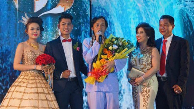 Ca sĩ bolero bật mí cát sê đám cưới và những khoản "bo" ngất ngưởng - 2 Nghệ sĩ Hoài Linh diễn trong đám cưới của một người quen.