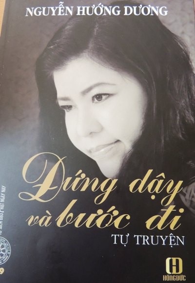 Tiễn biệt "hoa mặt trời" của người khiếm thị - 5 Chị Nguyễn Hướng Dương ở bìa tự truyện Đứng dậy và bước đi