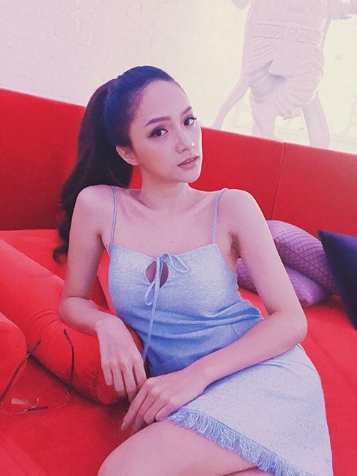 Hoa hậu Kỳ Duyên khoe "bầu 5 tháng"; Elly Trần diện đồ "kín bưng" vẫn khiến "nhức mắt" - 9 Hoa hậu chuyển giới Hương Giang xinh đẹp dù trang điểm nhạt và mặc trang phục đời thường. Cô viết: Nhìn thế này ai mà bảo là 26 tuổi đâu, nhìn chỉ như bao nhiêu tuổi hở cả nhà hihi?.