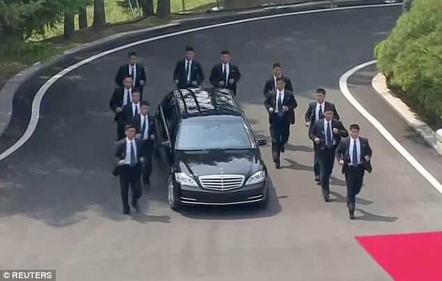 Chiếc limousine chở ông Kim Jong-un có gì đặc biệt? - 3
Xe được trang bị động cơ V12 6.0L tăng áp kép, cho công suất cực đại 530 mã lực và mô-men xoắn cực đại 830 Nm. S600 Pullman Guard có vận tốc tối đa khoảng 160 km/h. (Ảnh: Reuters)