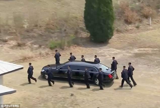 Chiếc limousine chở ông Kim Jong-un có gì đặc biệt? - 6
Giá xe Mercedes-Benz S600 Pullman Guard trên thị trường có thể lên đến 2 triệu USD, tùy mức độ chống đạn và trang bị tùy chọn kèm theo.