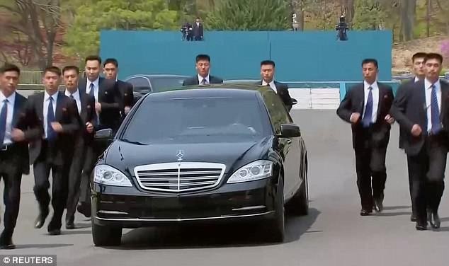 Chiếc limousine chở ông Kim Jong-un có gì đặc biệt? - 1
12 vệ sĩ chạy bộ quanh chiếc S600 Pullman Guard chở ông Kim Jong-un rời Khu phi quân sự liên Triều sau cuộc gặp với Tổng thống Hàn Quốc Moon Jae-in (Ảnh: Reuters)