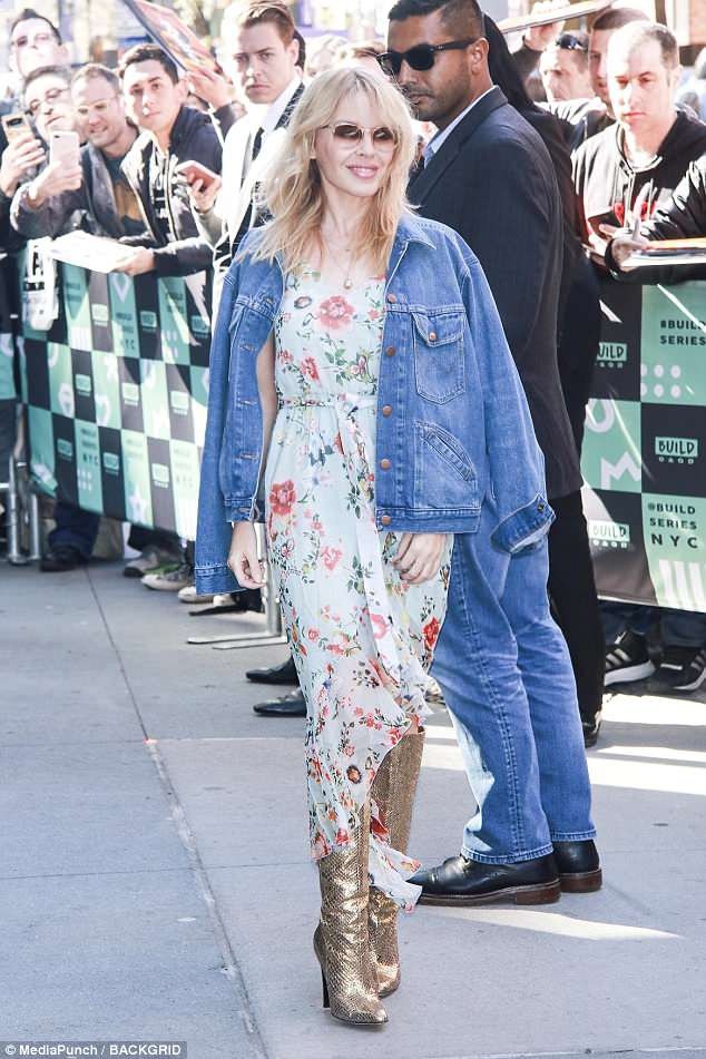 
Có thông tin cho rằng, Kylie đang bí mật hò hẹn với giám đốc sáng tạo của tờ GQ (Anh) - Paul Solomons từ tháng 2 vừa rồi. Tuy nhiên, một nguồn tin nói với tờ The Sun: Kylie không vội vàng lao vào một mối quan hệ nghiêm túc lúc này nhưng cô thích gây sự chú ý với người khác giới. Cô ấy vẫn cảm thấy tổn thương và buồn bã từ mối tình trước đó.
