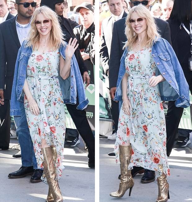 
Ngôi sao 50 tuổi trẻ hơn tuổi với kính mát và áo khoác jeans.
