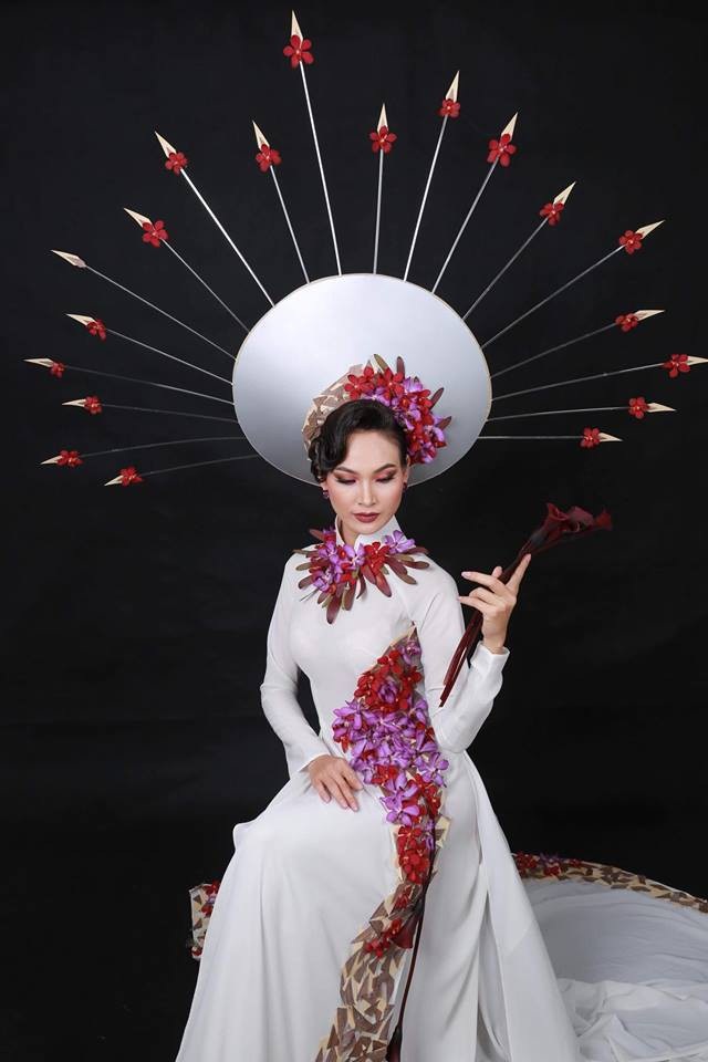 Đêm diễn “Huế Vàng Son” - nơi thăng hoa áo dài Việt với văn hóa cung đình cố đô - 9 Bộ sưu tập từ hoa tươi của NTK Minh Hùng