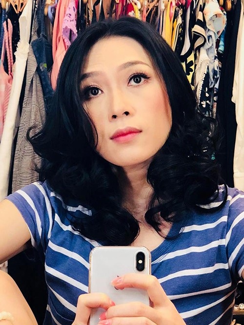 Hoa hậu Kỳ Duyên khoe "bầu 5 tháng"; Elly Trần diện đồ "kín bưng" vẫn khiến "nhức mắt" - 10 Mỹ Tâm trẻ trung chụp ảnh selfie trong phòng thay đồ cùng dòng chia sẻ: Không nhớ bao lâu rồi mới tự chụp bản thân!.