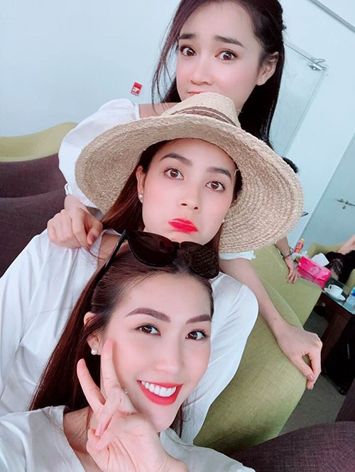 Hoa hậu Kỳ Duyên khoe "bầu 5 tháng"; Elly Trần diện đồ "kín bưng" vẫn khiến "nhức mắt" - 11 Nhã Phương hài hước trong loạt ảnh chụp cùng với hoa hậu Phạm Hương và người mẫu Tường Linh. Cả 3 người đẹp tạo dáng vô cùng thân thiết.