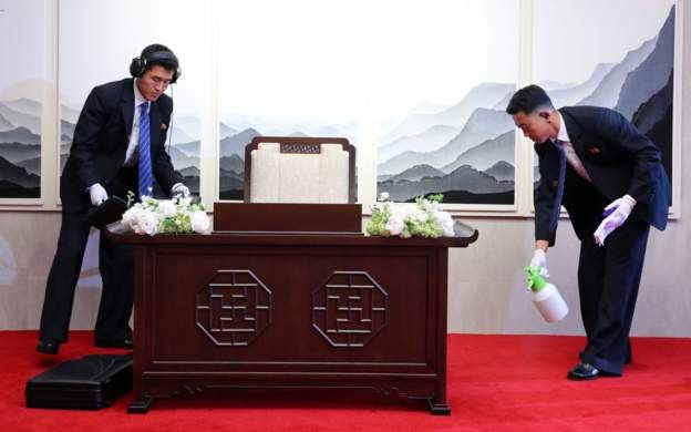 Ghế của ông Kim Jong-un được kiểm tra an ninh kỹ càng thế nào? - 1 Các trợ lý của ông Kim Jong-un đã tẩy trùng trước khi nhà lãnh đạo Triều Tiên ngồi lên ghế (Ảnh: BBC)
